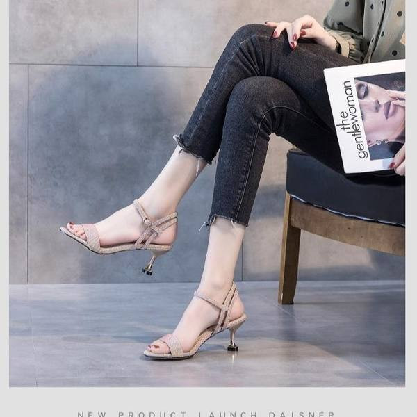 Elegantsed rihmade ja pandlaga naiste sandaalid