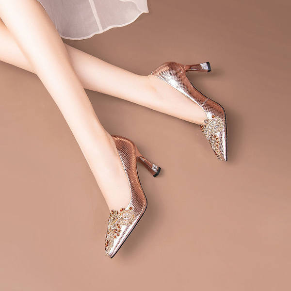 Uus mudel teravatipuliste kividega ja 8 cm kõrge kontsaga kingad