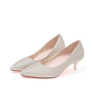 Naiste teravatipulised kõrgete kontsadega ja läikivate elementidega kingad