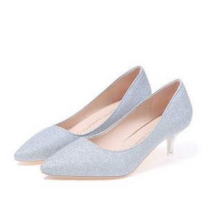 Naiste teravatipulised kõrgete kontsadega ja läikivate elementidega kingad