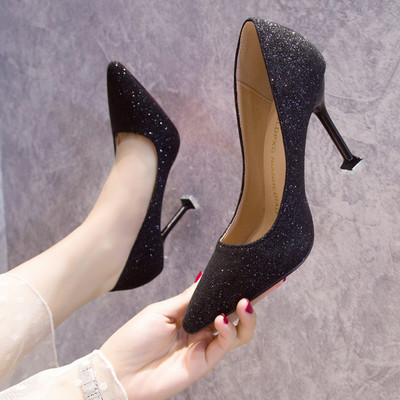 Naiste teravatipulised kõrgete kontsadega ja läikivate elementidega kingad