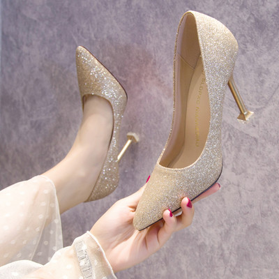 Naiste teravatipulised kõrgete kontsadega ja läikivate elementidega kingad