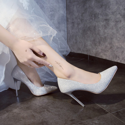 Naiste teravatipulised kõrgete kontsadega ja läikivate elementidega kingad