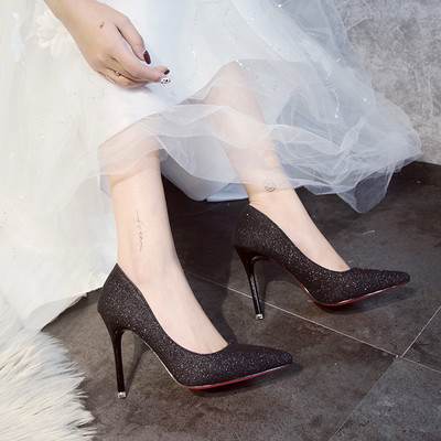 Naiste teravatipulised kõrgete kontsadega ja läikivate elementidega kingad