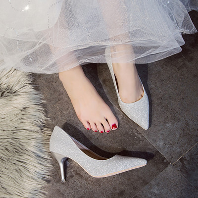 Naiste teravatipulised kõrgete kontsadega ja läikivate elementidega kingad