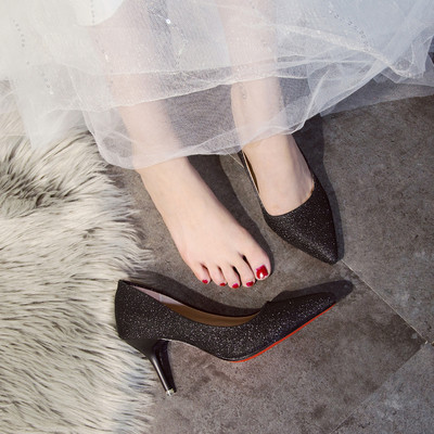 Naiste teravatipulised kõrgete kontsadega ja läikivate elementidega kingad