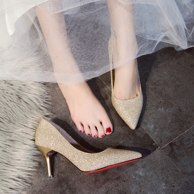 Naiste teravatipulised kõrgete kontsadega ja läikivate elementidega kingad