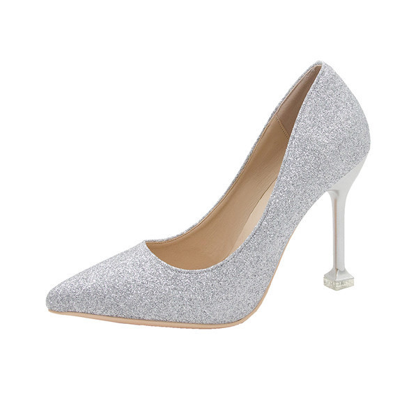 Naiste teravatipulised kõrgete kontsadega ja läikivate elementidega kingad