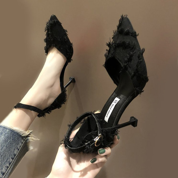 Õhukeste kontsadega naiste kingad musta ja beeži värvi