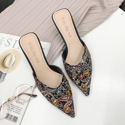 Õhukese kontsaga ja värviliste kivikestega naiste vabaaja sussid