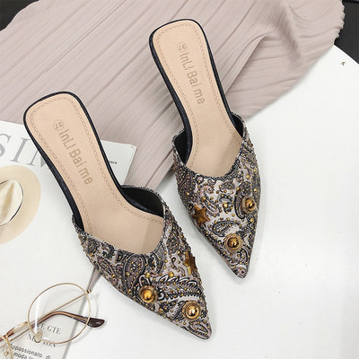 Õhukese kontsaga ja värviliste kivikestega naiste vabaaja sussid