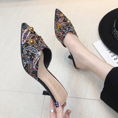 Õhukese kontsaga ja värviliste kivikestega naiste vabaaja sussid