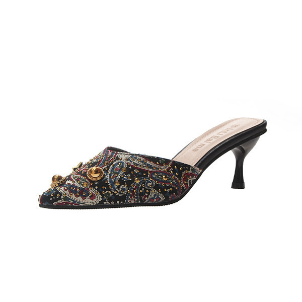 Õhukese kontsaga ja värviliste kivikestega naiste vabaaja sussid