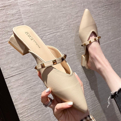 Naiste terava otsaga sussid kandilise kontsaga ja metallist neetidega