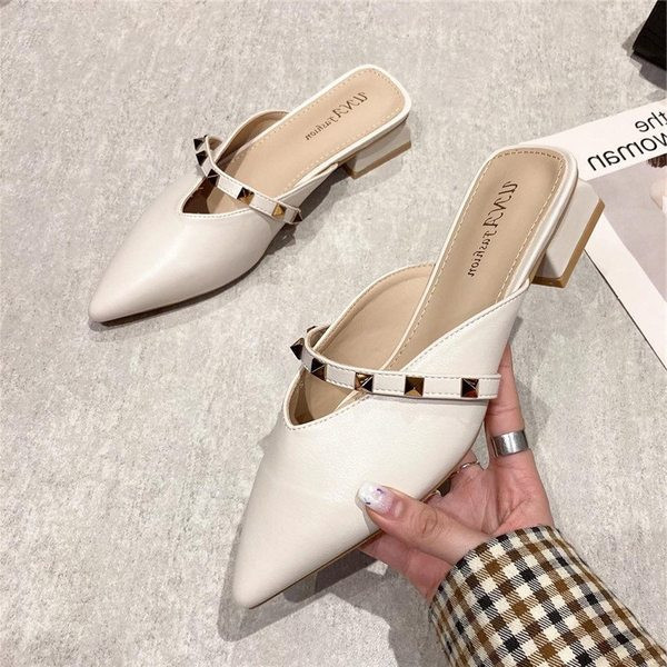 Naiste terava otsaga sussid kandilise kontsaga ja metallist neetidega