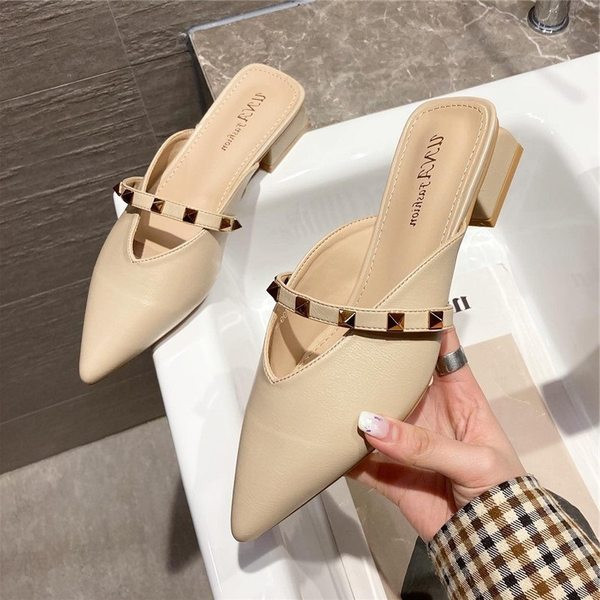 Naiste terava otsaga sussid kandilise kontsaga ja metallist neetidega