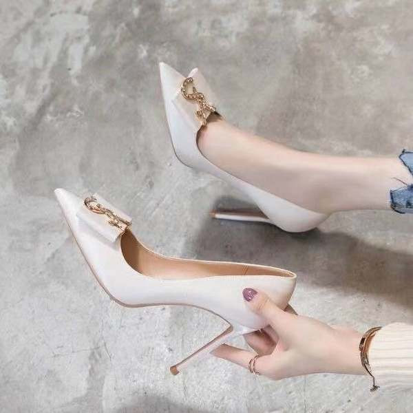 Naiste terava kontsaga kingad metallelemendiga