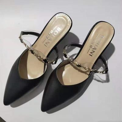 Naiste kinnised kõrge kontsaga ja metallelemendiga sussid