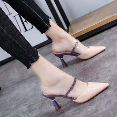 Naiste kinnised kõrge kontsaga ja metallelemendiga sussid