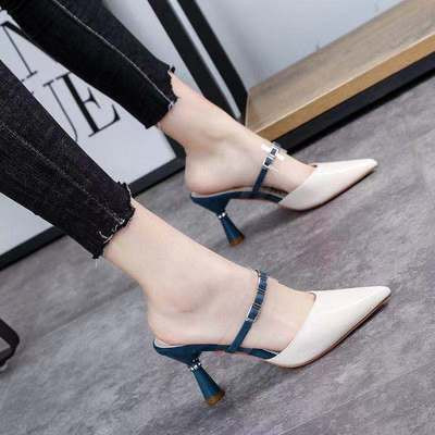 Naiste kinnised kõrge kontsaga ja metallelemendiga sussid