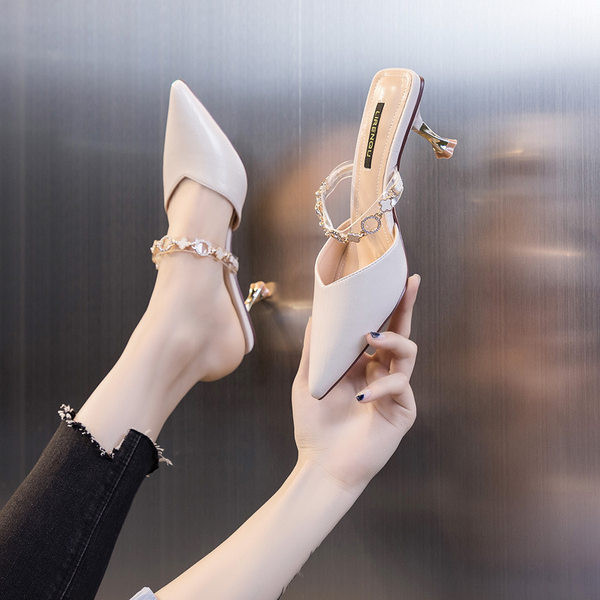 Naiste kinnised kõrge kontsaga ja metallelemendiga sussid