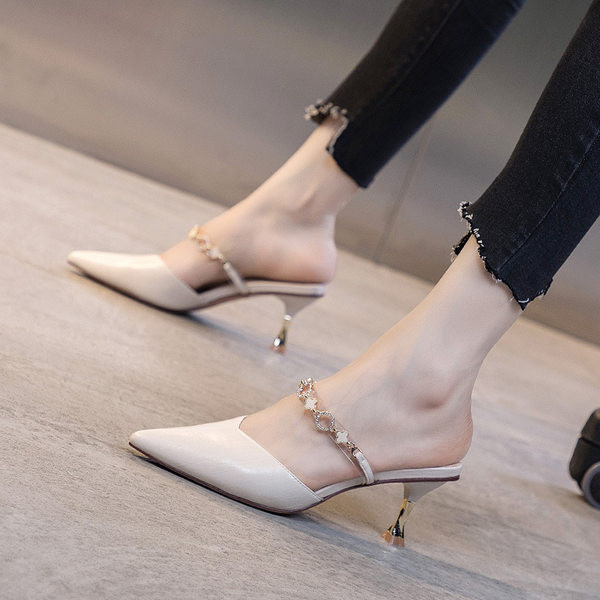 Naiste kinnised kõrge kontsaga ja metallelemendiga sussid