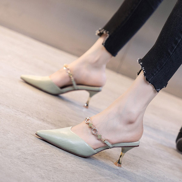 Naiste kinnised kõrge kontsaga ja metallelemendiga sussid