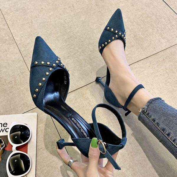 Rihma ja metallist kaunistusega naiste kingad