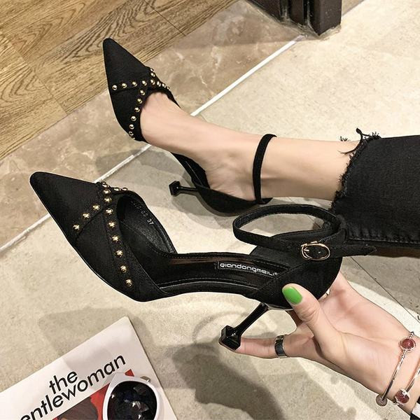 Rihma ja metallist kaunistusega naiste kingad