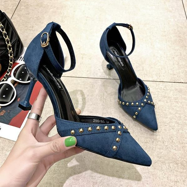 Rihma ja metallist kaunistusega naiste kingad