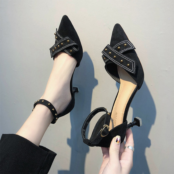 Naiste kõrge kontsaga kingad neetidega - terava otsaga mudel