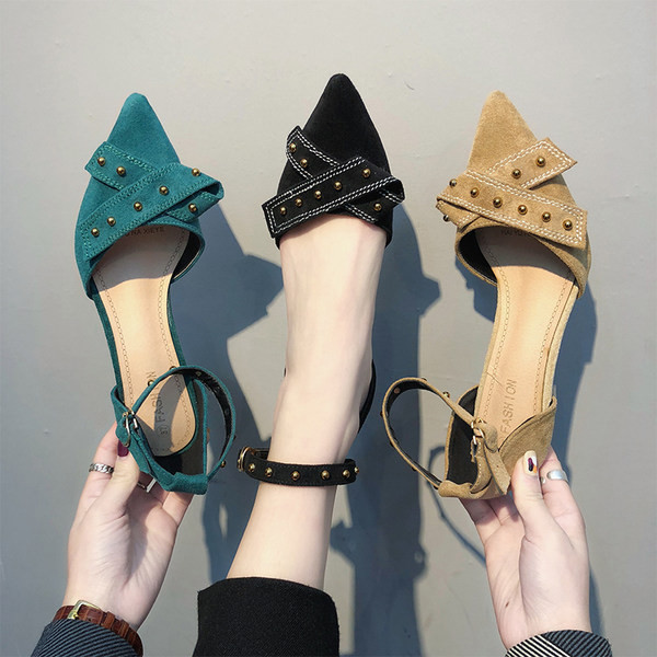 Naiste kõrge kontsaga kingad neetidega - terava otsaga mudel