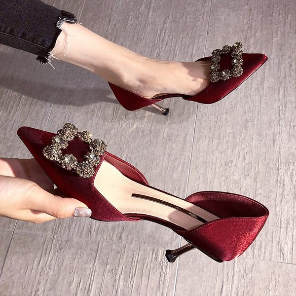 Peenikeste kontsadega ja dekoratiivkividega naiste kinnised kingad