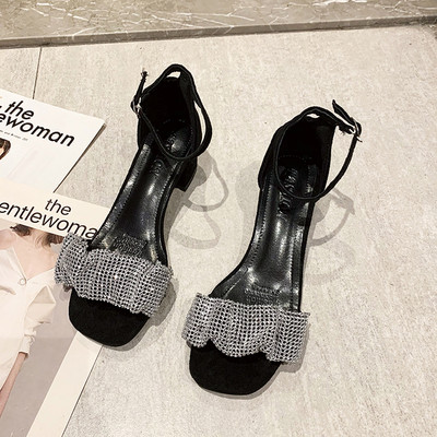 Naiste kivide ja madala kontsaga sandaalid musta värvi