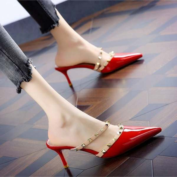 Naiste teravatipulised õhukeste kontsade ja aasadega kingad