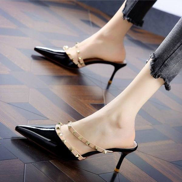 Naiste teravatipulised õhukeste kontsade ja aasadega kingad