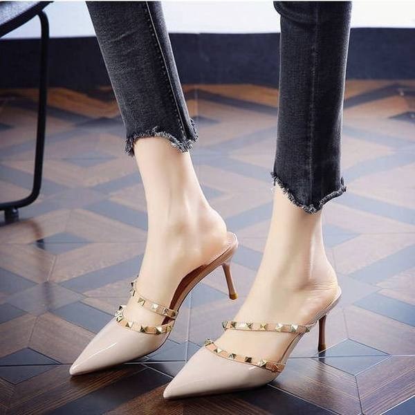 Naiste teravatipulised õhukeste kontsade ja aasadega kingad