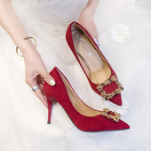 Kunstnahast metallist kaunistusega naiste kingad