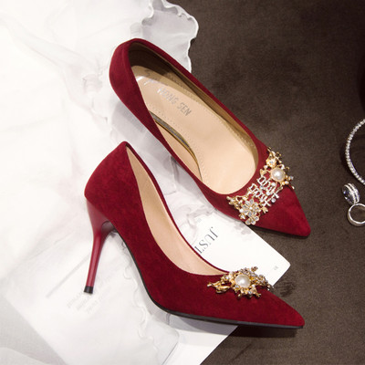 Kunstnahast metallist kaunistusega naiste kingad