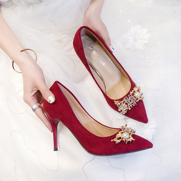 Kunstnahast metallist kaunistusega naiste kingad