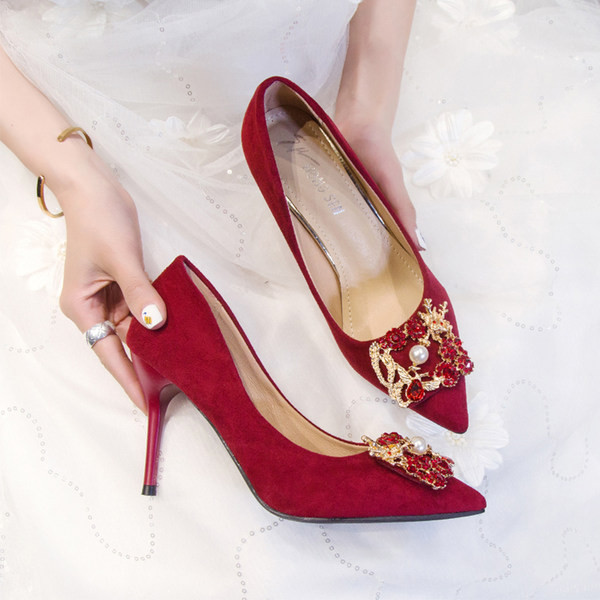 Kunstnahast metallist kaunistusega naiste kingad