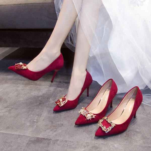 Kunstnahast metallist kaunistusega naiste kingad