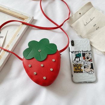Актуална детска чанта във формата на ягода за момичета