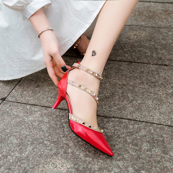 Elegantne ženske cipele na tanku petu sa metalnim elementima - model na špic