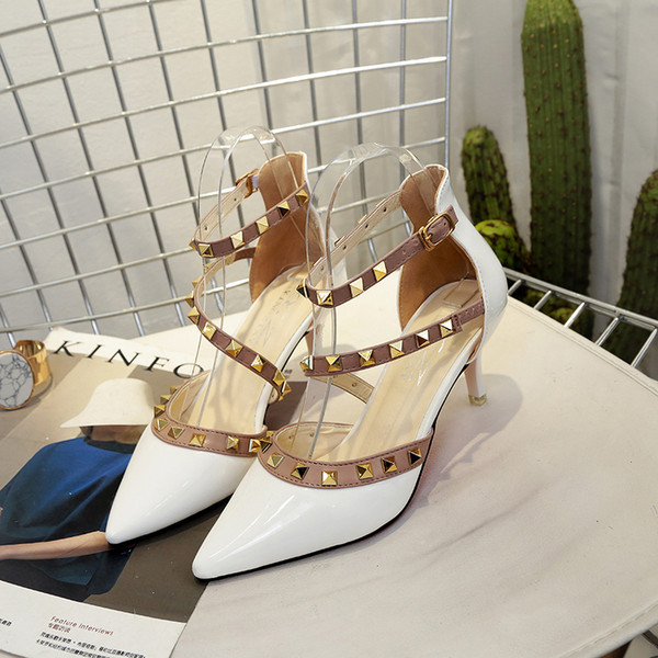 Elegantne ženske cipele na tanku petu sa metalnim elementima - model na špic