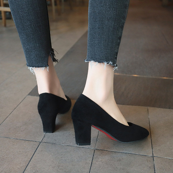 Must ja beež kunstnahast naiste kingad