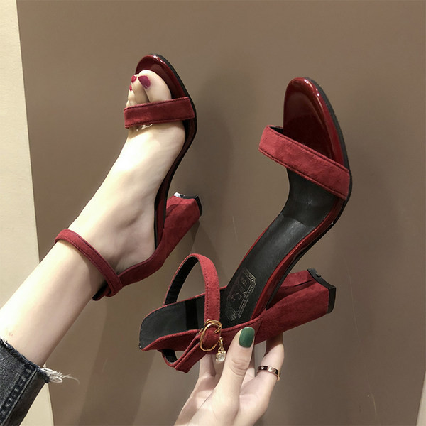 Mitmes värvitoonis kontsaga naiste sandaalid