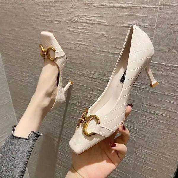 Naiste kandilised õhukese kontsa ja metallelemendiga kingad