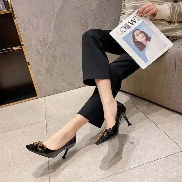 Naiste kandilised õhukese kontsa ja metallelemendiga kingad