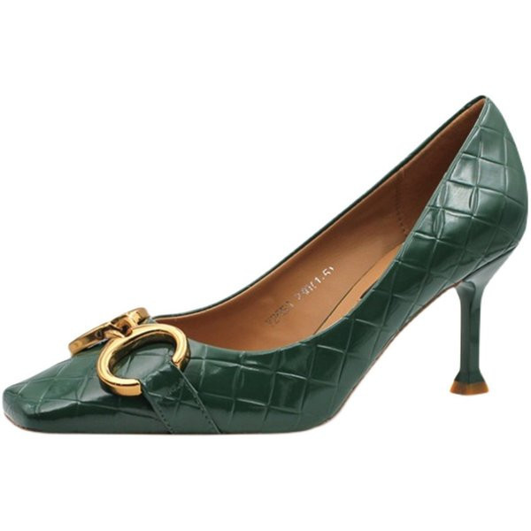 Naiste kandilised õhukese kontsa ja metallelemendiga kingad